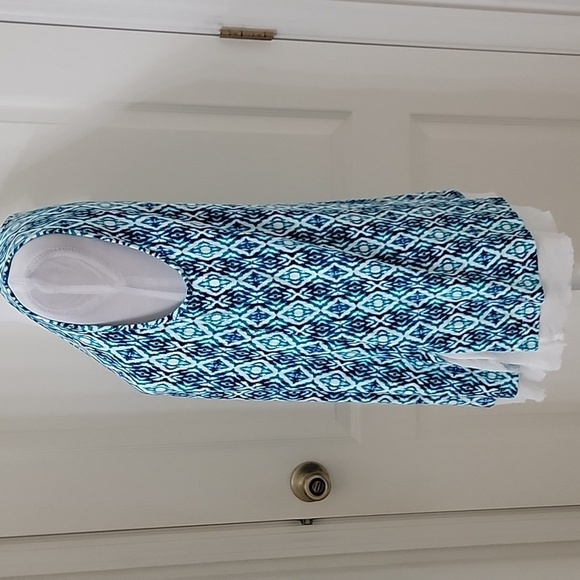 New Directions Size M Blue Aqua and Teal Patterned Sleeveless Top w/ White Under - Picture 4 of 12